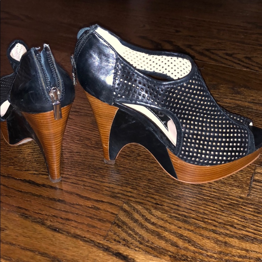 Boutique 9 platform open toed heels / 6.5